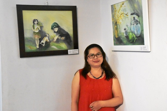 Nhà thơ Vương Thiên Nga bên tác phẩm của mình tại triển lãm Nhà thơ Vương Thiên Nga bên tác phẩm của mình tại triển lãm