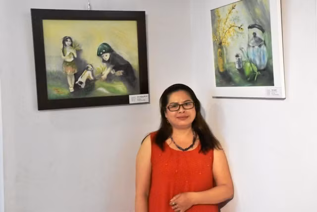 Nhà thơ Vương Thiên Nga bên tác phẩm của mình tại triển lãm