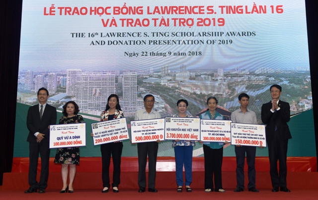 Ông Gary Cheng, Tổng Giám đốc Công ty Phú Mỹ Hưng (bìa phải), trao tặng tài trợ cho các quỹ, hội khuyến học trung ương và địa phương Ông Gary Cheng, Tổng Giám đốc Công ty Phú Mỹ Hưng (bìa phải), trao tặng tài trợ cho các quỹ, hội khuyến học trung ương và địa phương