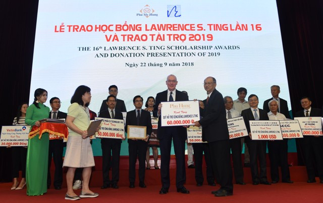 Ông Phan Chánh Dưỡng, Giám đốc Lawrence S. Ting đón nhận nguồn tài trợ từ các doanh nghiệp Ông Phan Chánh Dưỡng, Giám đốc Lawrence S. Ting đón nhận nguồn tài trợ từ các doanh nghiệp