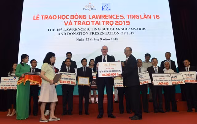 Ông Phan Chánh Dưỡng, Giám đốc Lawrence S. Ting đón nhận nguồn tài trợ từ các doanh nghiệp