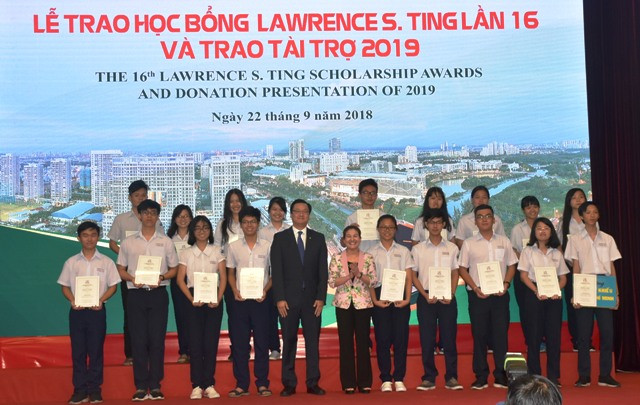 Thứ trưởng Bộ LĐ-TB-XH Nguyễn Thị Hà và ông Arthur Ting trao học bổng cho các HS Thứ trưởng Bộ LĐ-TB-XH Nguyễn Thị Hà và ông Arthur Ting trao học bổng cho các HS