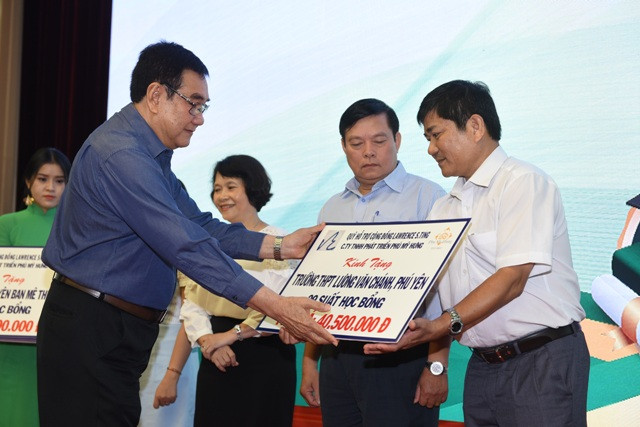 Ông Trịnh Công Lý, Chủ tịch Hội đồng Quản lý Quỹ Lawrence S. Ting trao tặng học bổng gián tiếp cho đại diện các trường Đại học Ông Trịnh Công Lý, Chủ tịch Hội đồng Quản lý Quỹ Lawrence S. Ting trao tặng học bổng gián tiếp cho đại diện các trường Đại học