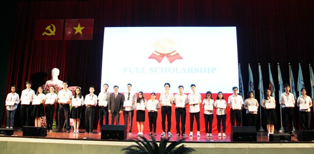 Nhà trường trao học bổng cho các tân SV đạt thành tích cao trong kỳ thi tuyển sinh