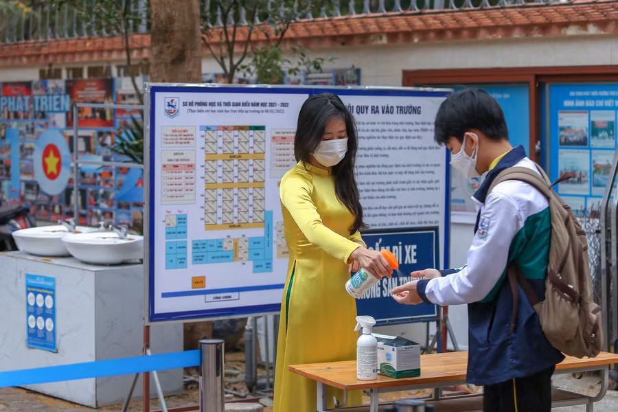 ...đón và hướng dẫn học sinh thực hiện 5K phòng dịch.