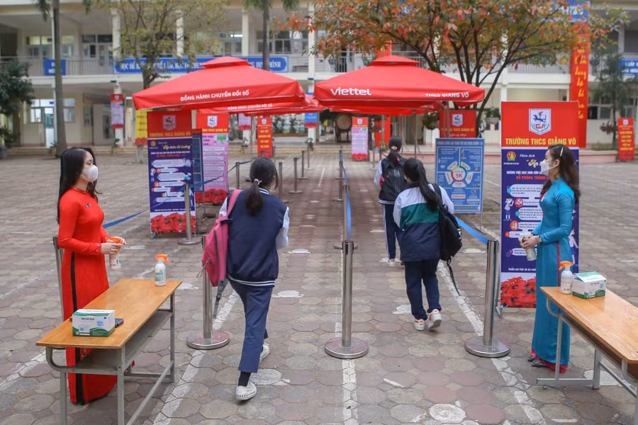 Cô giáo trường THCS Giảng Võ hưởng ứng "Tuần lễ Áo dài"...