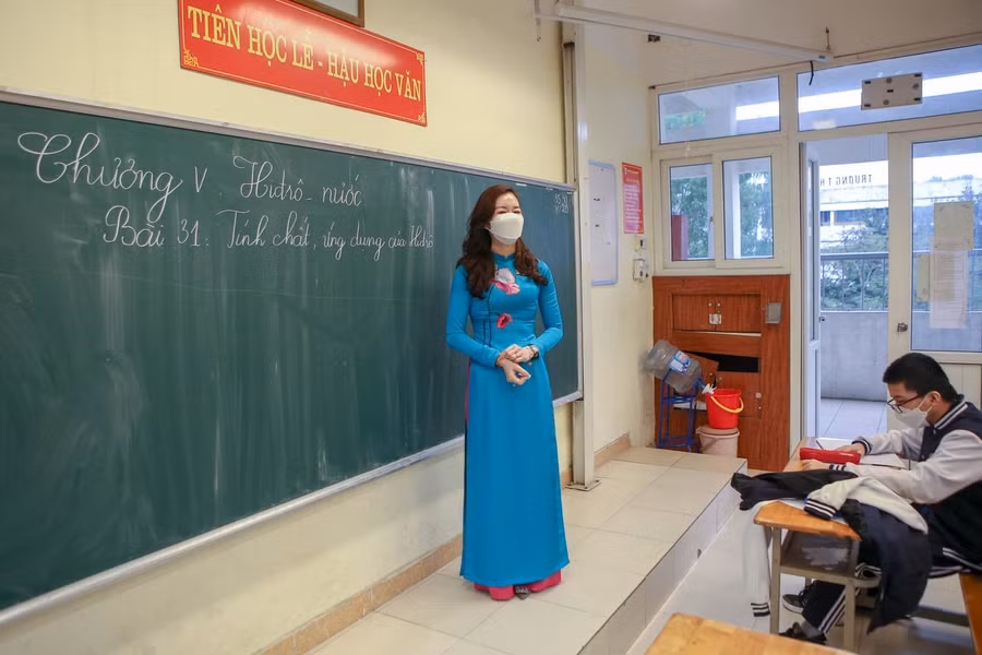 Mặc áo dài trên bục giảng khiến không khí lớp học thêm vui tươi, thân thiện...