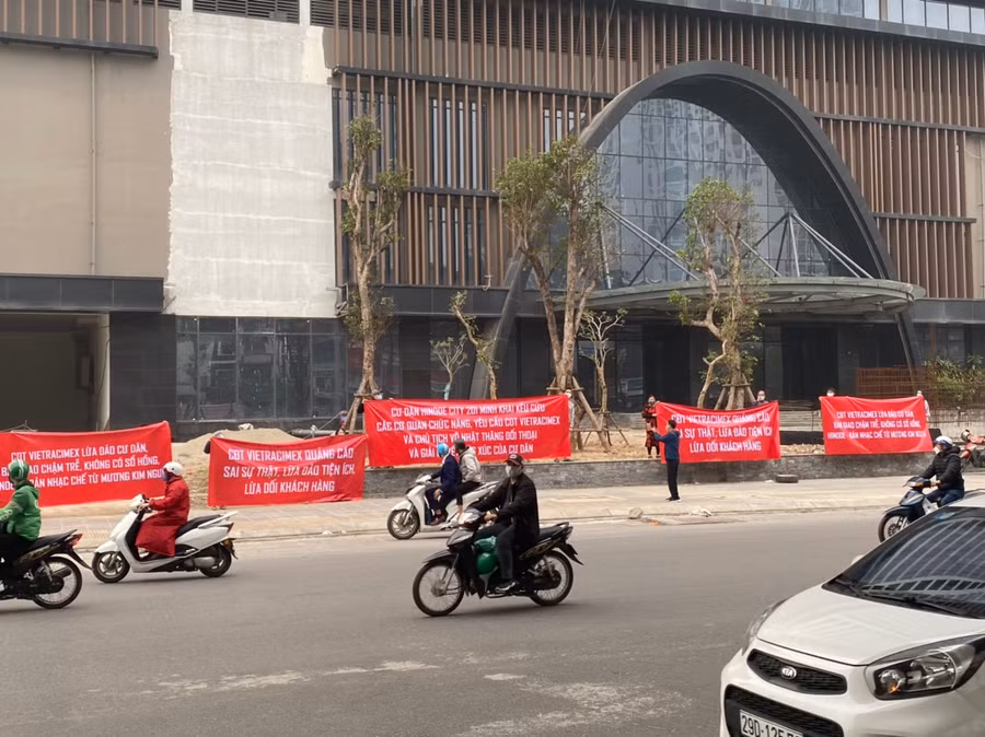 Nội dung băng rôn: "CĐT (chủ đầu tư -PV) VIETTRACIMEX quảng cáo sai sự thật, lừa đảo tiện ích, lừa dối khách hàng; Cư dân Hinode City 201 Minh Khai kêu cứu các cơ quan chức năng, yêu cầu CĐT VIETTRACIMEX và chủ tịch Võ Nhật Thăng đối thoại và giải quyết bức xúc của cư dân".