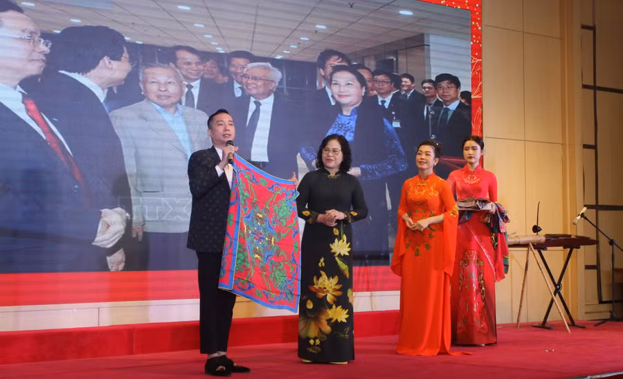 Thứ trưởng Bộ GD&amp;ĐT Ngô Thị Minh dự chương trình giao lưu