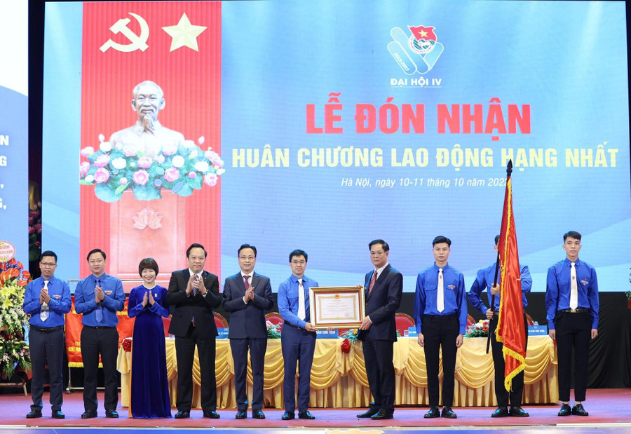 Đoàn Khối các cơ quan Trung ương đón nhận Huân chương Lao động hạng Nhất. Đoàn Khối các cơ quan Trung ương đón nhận Huân chương Lao động hạng Nhất.