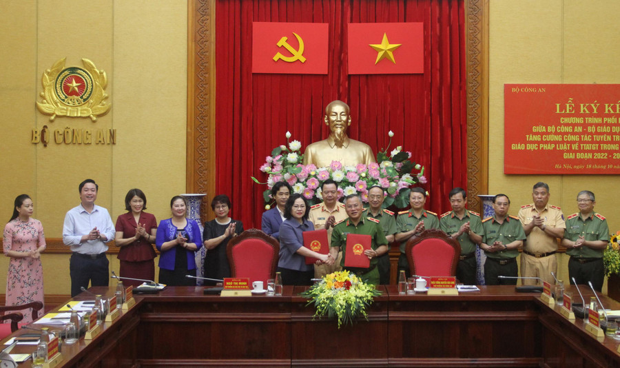 Thứ trưởng Ngô Thị Minh và Thứ trưởng Nguyễn Văn Long ký chương trình phối hợp.
