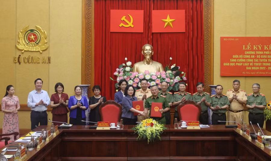 Thứ trưởng Ngô Thị Minh và Thứ trưởng Nguyễn Văn Long ký chương trình phối hợp.