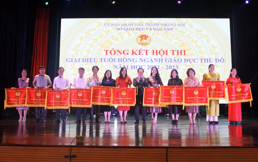 Lãnh đạo Sở GD&amp;ĐT Hà Nội trao giải cho các đơn vị xuất sắc.