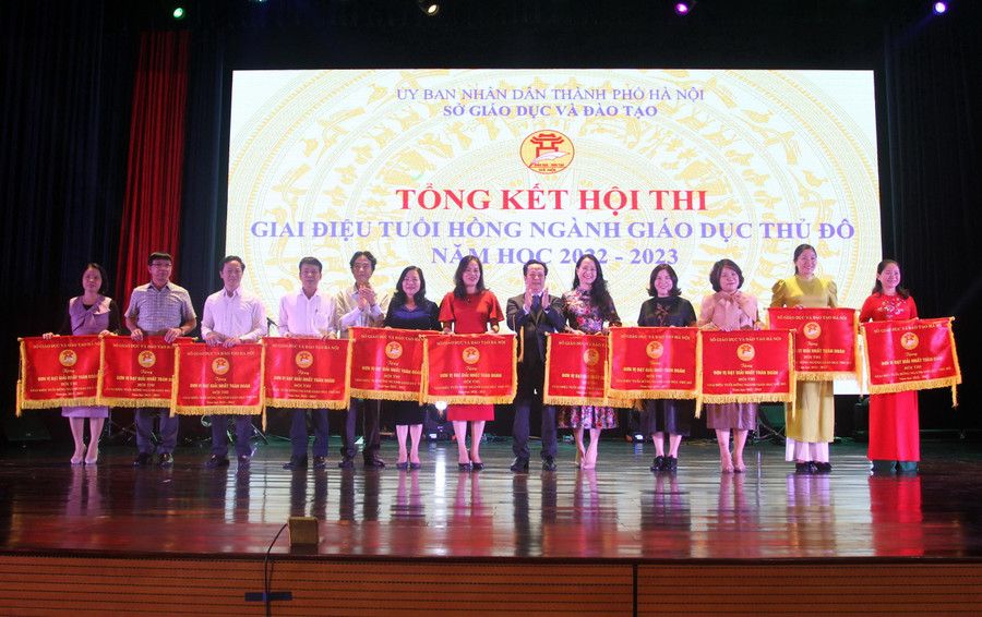 Lãnh đạo Sở GD&ĐT Hà Nội trao giải cho các đơn vị xuất sắc. Lãnh đạo Sở GD&ĐT Hà Nội trao giải cho các đơn vị xuất sắc.