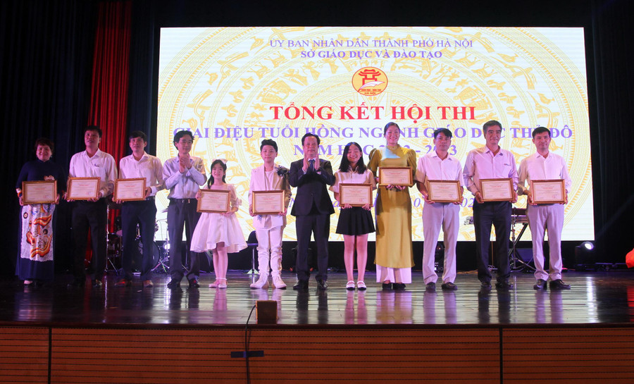 Lãnh đạo Sở GD&ĐT Hà Nội trao phần thưởng cho các cá nhân đạt giải. Lãnh đạo Sở GD&ĐT Hà Nội trao phần thưởng cho các cá nhân đạt giải.