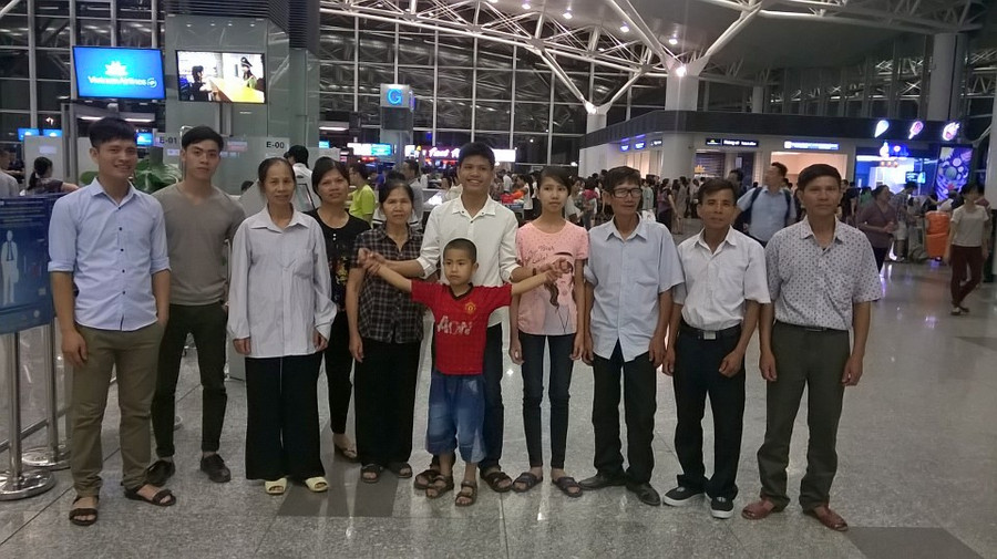 Hiếu và gia đình tại sân bay Nội Bài, trước lúc đi thi