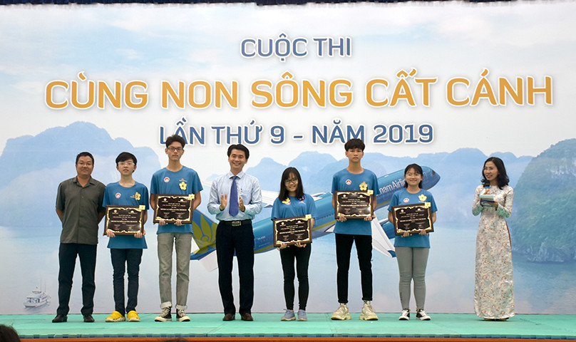 Ban tổ chức tuyên dương 5 thí sinh có điểm số cao nhất ở vòng thi trực tuyến Ban tổ chức tuyên dương 5 thí sinh có điểm số cao nhất ở vòng thi trực tuyến