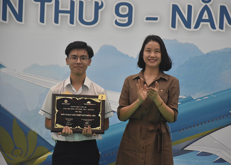 Bà Ngô Thị Thu Hiền - Phó GĐ chi nhánh Tổng công ty Hàng không Việt Nam khu vực miền nam, trao giải Thiết kế phông nền cuộc thi năm 2019 cho HS Ngô Văn Toàn (Lớp 12C4 Trường TH-THCS-THPT Tân Phú) Bà Ngô Thị Thu Hiền - Phó GĐ chi nhánh Tổng công ty Hàng không Việt Nam khu vực miền nam, trao giải Thiết kế phông nền cuộc thi năm 2019 cho HS Ngô Văn Toàn (Lớp 12C4 Trường TH-THCS-THPT Tân Phú)