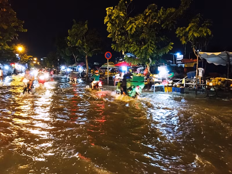 Nước mênh mông trên đường Trần Xuân Soạn, Q.7, chiều 29/10