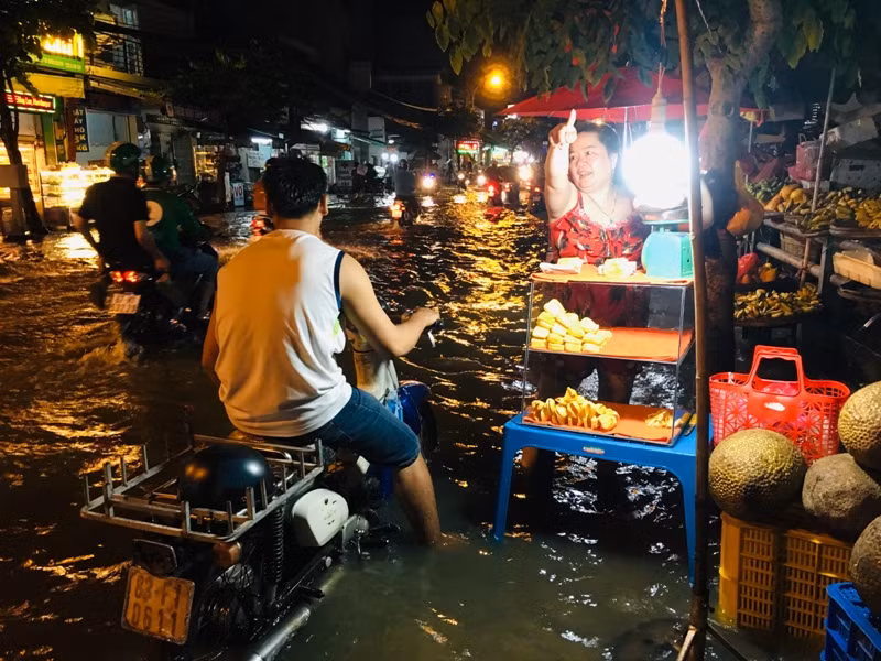 Một người đi đường hỏi tìm cách thoát ngập nước trên đường Trần Xuân Soạn, Q.7
