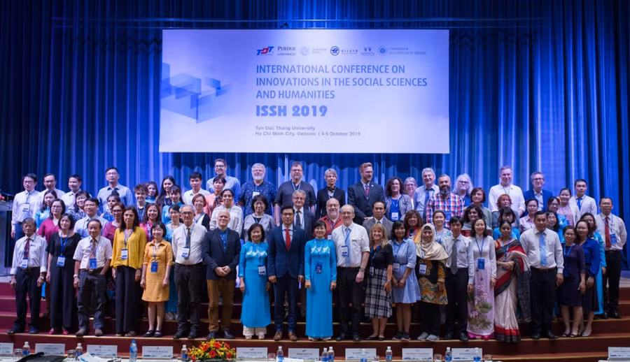 Các đại biểu trong nước và quốc tế tại phiên khai mạc hội thảo ngày 4/10