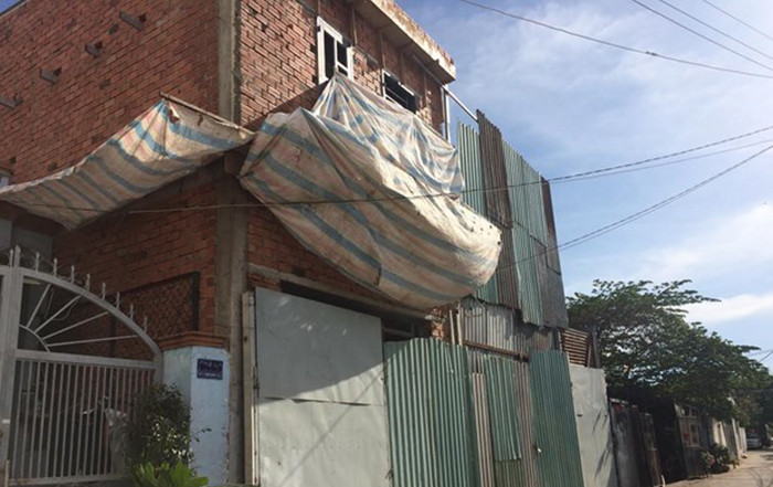 Nhà xây dựng không phép tại huyện Bình Chánh được ngụy trang bằng lớp tôn chắn bên ngoài