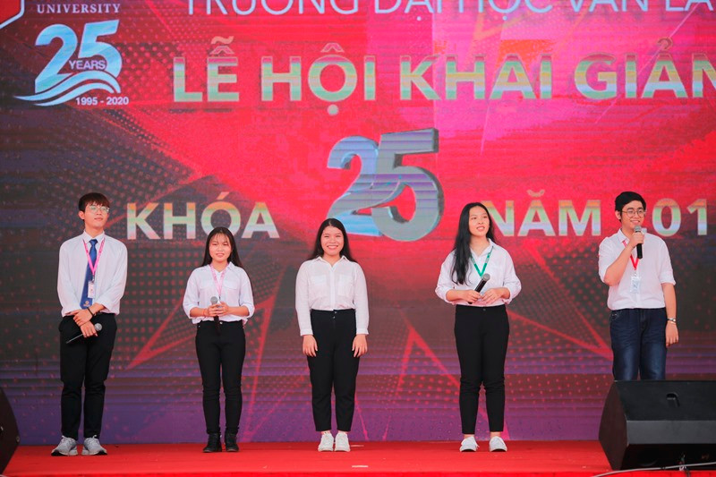 Các thủ khoa tuyển sinh 2019 phát biểu tại buổi lễ