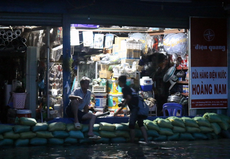 Một nhà dân trên đường Mễ Cốc, Q.8 chất đầy các bao cát phía trước để chống triều cường.