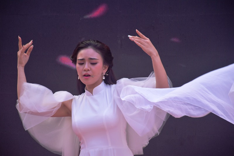 Lady Phương Thùy phiêu diêu cùng nền nhạc và ca từ của "Ngọc ngà phương Đông"