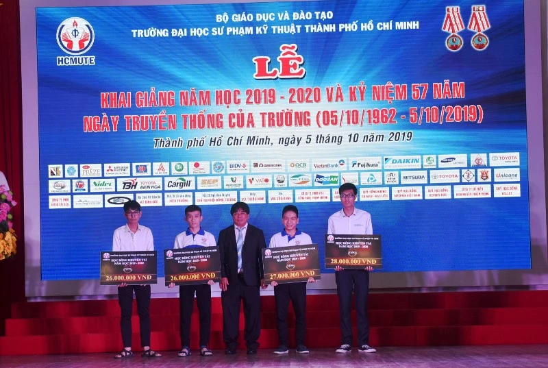 PGS.TS Đỗ Văn Dũng - Hiệu trưởng HCMUTE trao học bổng cho tân SV đạt thành tích cao