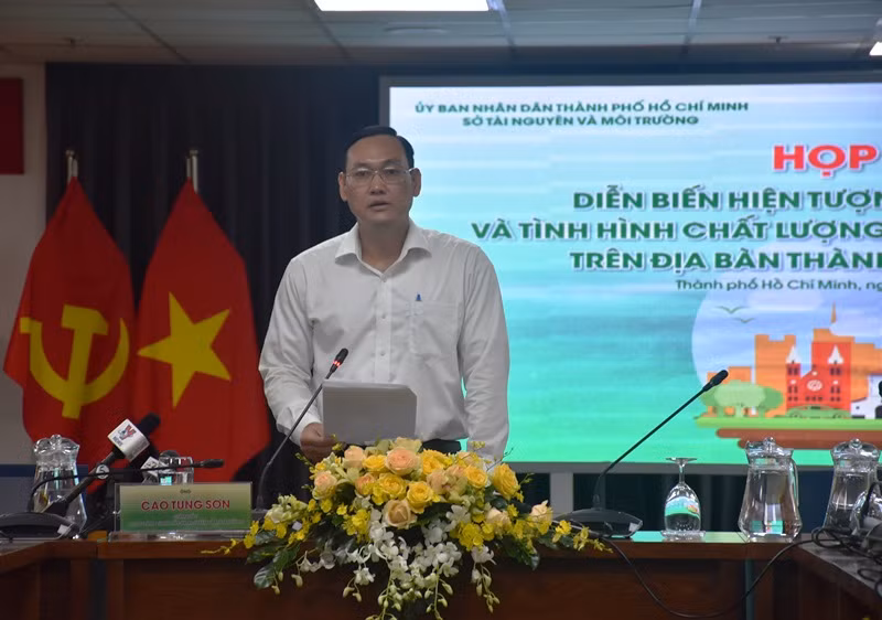 Ông Cao Tung Sơn - Giám đốc Trung tâm quan trắc tài nguyên môi trường, thông tin với báo chí