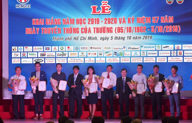 Nhà trường tặng hoa cám ơn các doanh nghiệp