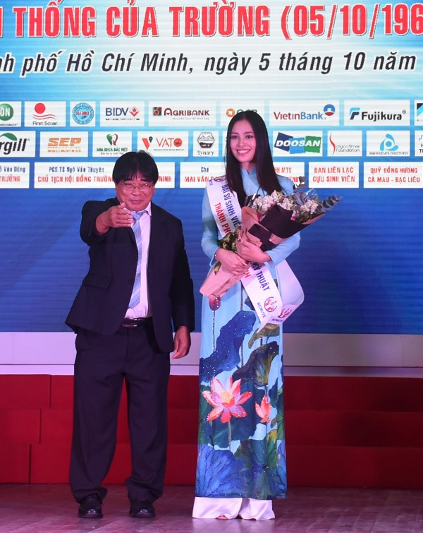 PGS.TS Đỗ Văn Dũng - Hiệu trưởng HCMUTE tặng hoa chúc mừng "Đại sứ Sinh viên SPKT" - Hoa hậu Việt Nam 2018 - Trần Tiểu Vy