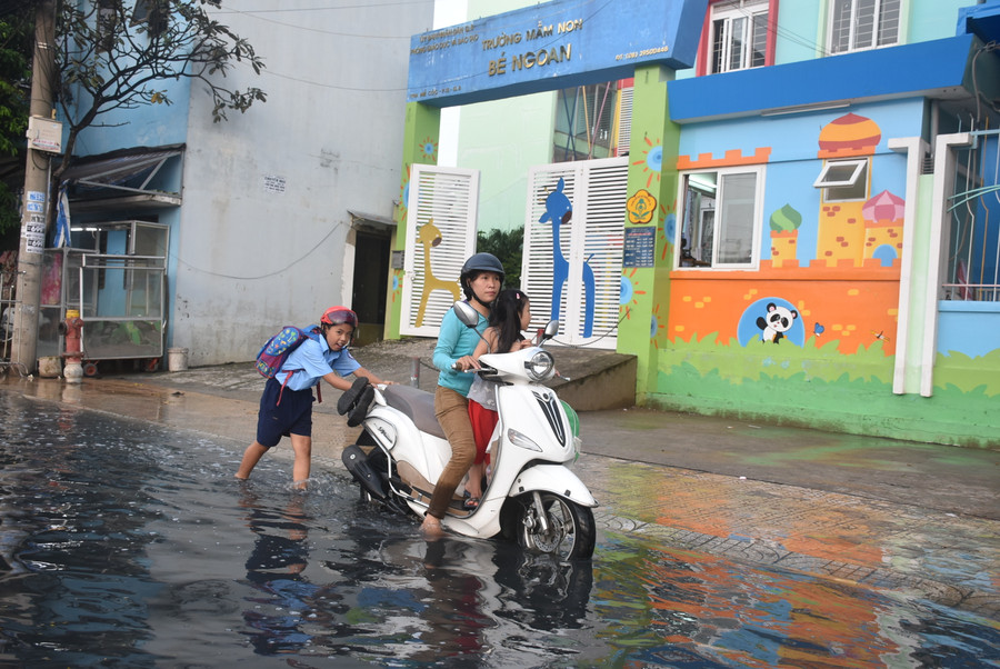 Một em học sinh đã phải đẩy xe phụ mẹ vì xe tắt máy.