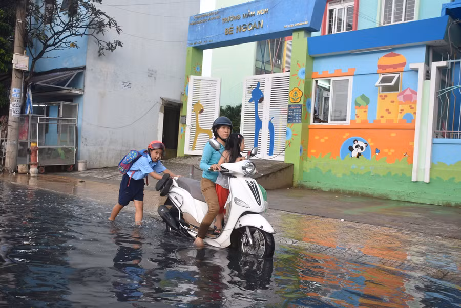 Một em học sinh đã phải đẩy xe phụ mẹ vì xe tắt máy.
