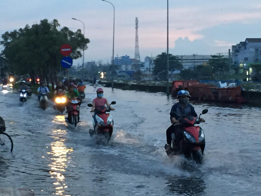 Tuyến đường Mễ Cốc gần chân cầu Kênh Ngang số 3 trên đường Mễ Cốc (P.15, Q.8) ngập ngày càng sâu.