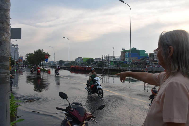 Bà Lý Mỹ Châu - một người dân sống lâu năm tại khu vực P.15, Q.8.