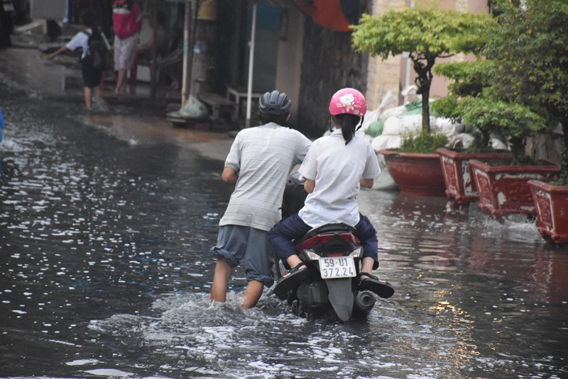Một phụ huynh phải dắt bộ do chết máy.