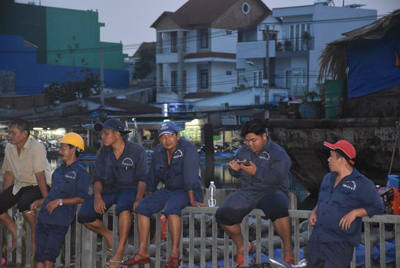 Lực lượng túc trực tại trạm bơm cầu Kênh Ngang số 3 trên đường Mễ Cốc (P.15, Q.8).