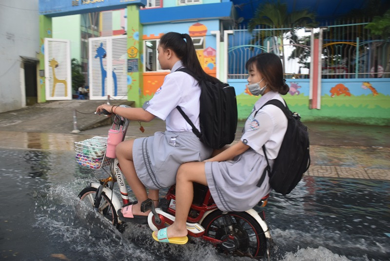 Hai nữ sinh Trường THPT Ngô Gia Tự chở nhau về giữa "biển nước".