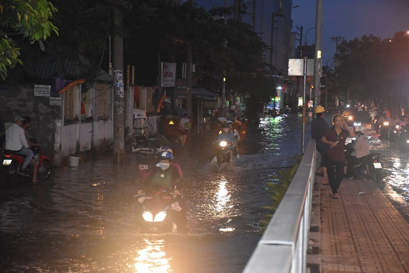 Càng về tối nước càng dâng cao ở khu vực này.