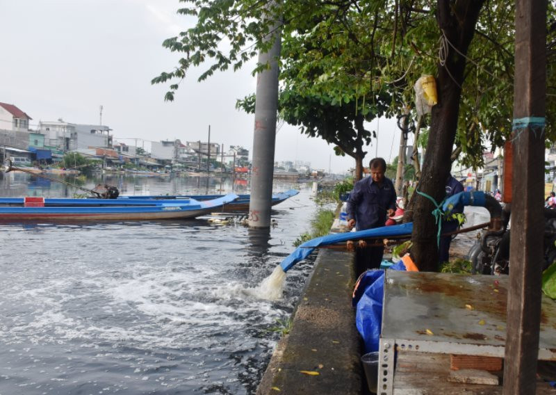 Trạm bơm chống ngập trên đường Mễ Cốc (P.15, Q.8) đang phải hoạt động hết công suất.