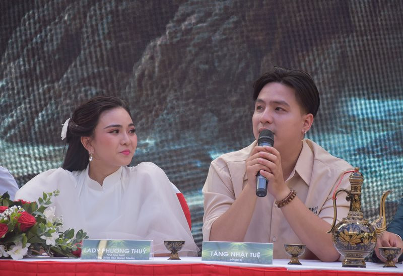 Nhạc sĩ Tăng Nhật Tuệ (phải) chia sẻ anh rất ấn tượng với giọng ca của Lady Phương Thùy và cách đầu tư công phu của nữ ca sĩ cho MV.