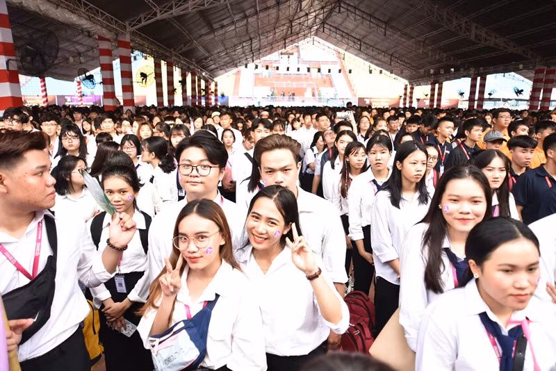 Tân SV khóa 25 VLU hào hứng với Lễ hội khai giảng đầu khóa