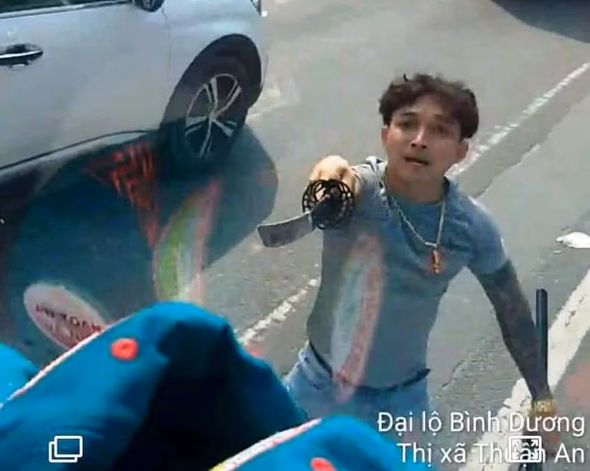 Thanh niên vung kiếm chém xe. Ảnh cắt từ clip