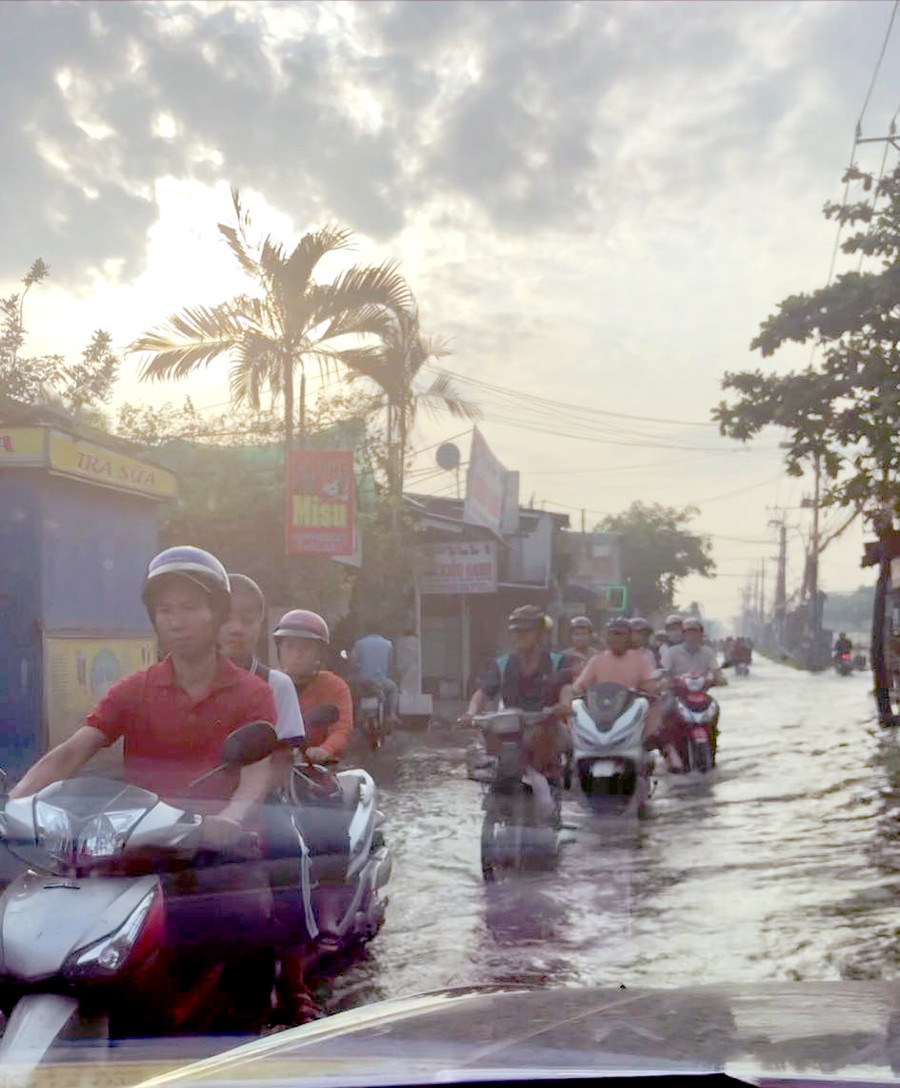 Khu vực đường Trịnh Quang Nghị (P.7, Q.8) ngập sâu.