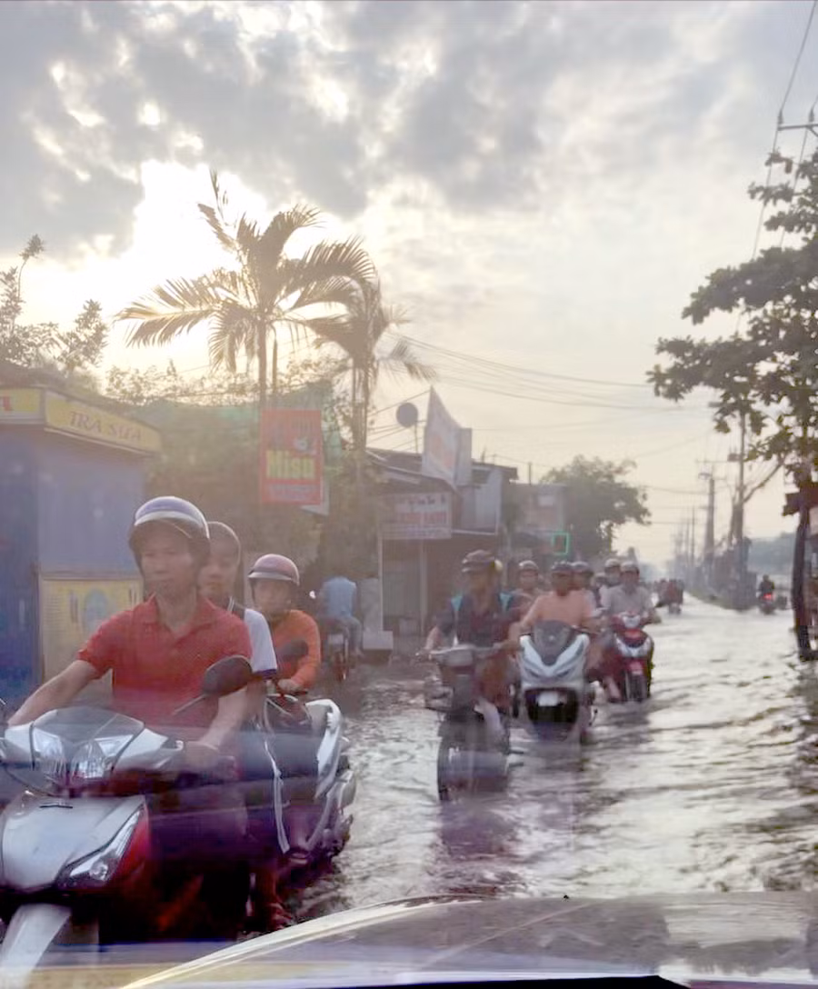 Khu vực đường Trịnh Quang Nghị (P.7, Q.8) ngập sâu.