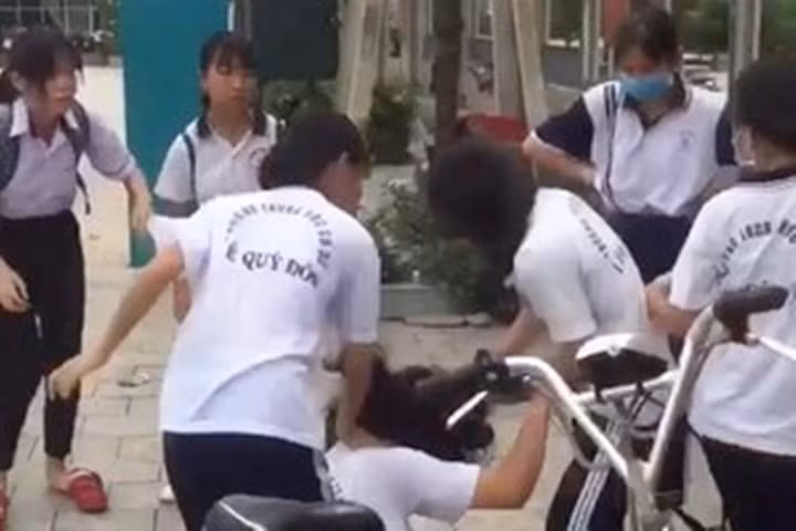 Hình ảnh nhóm nữ sinh lớp 8 đánh hội đồng bạn nữ lớp 9. Ảnh cắt từ clip.