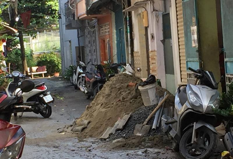 Người dân khu vực C4, đường Phạm Hùng, huyện Bình Chánh, mua vật liệu để nâng nền.