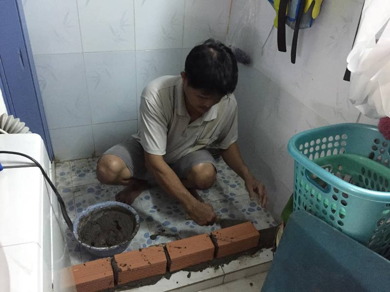 Một hộ gia đình khu vực đường Phạm Hùng (xã Bình Hưng, huyện Bình Chánh) xây tường ngăn nước chảy từ trong nhà tắm ra bên ngoài.